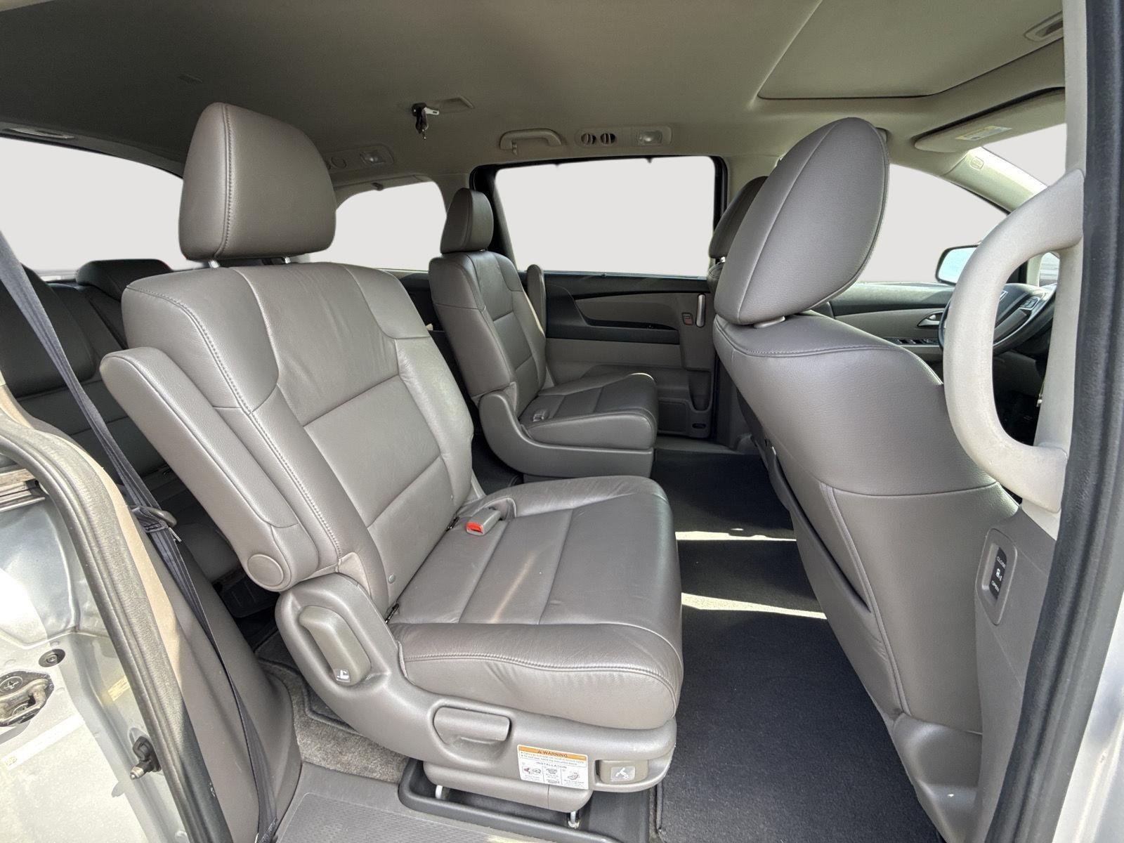 Used 2013 Alabaster Silver Metallic Honda EX-L image 27