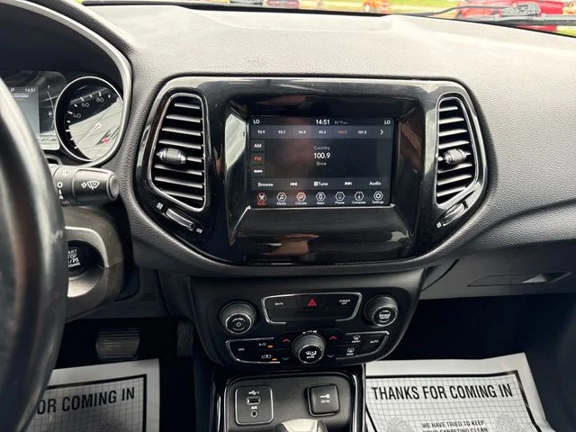 Used 2020 Granite Crystal Clearcoat Metallic Jeep Latitude image 24