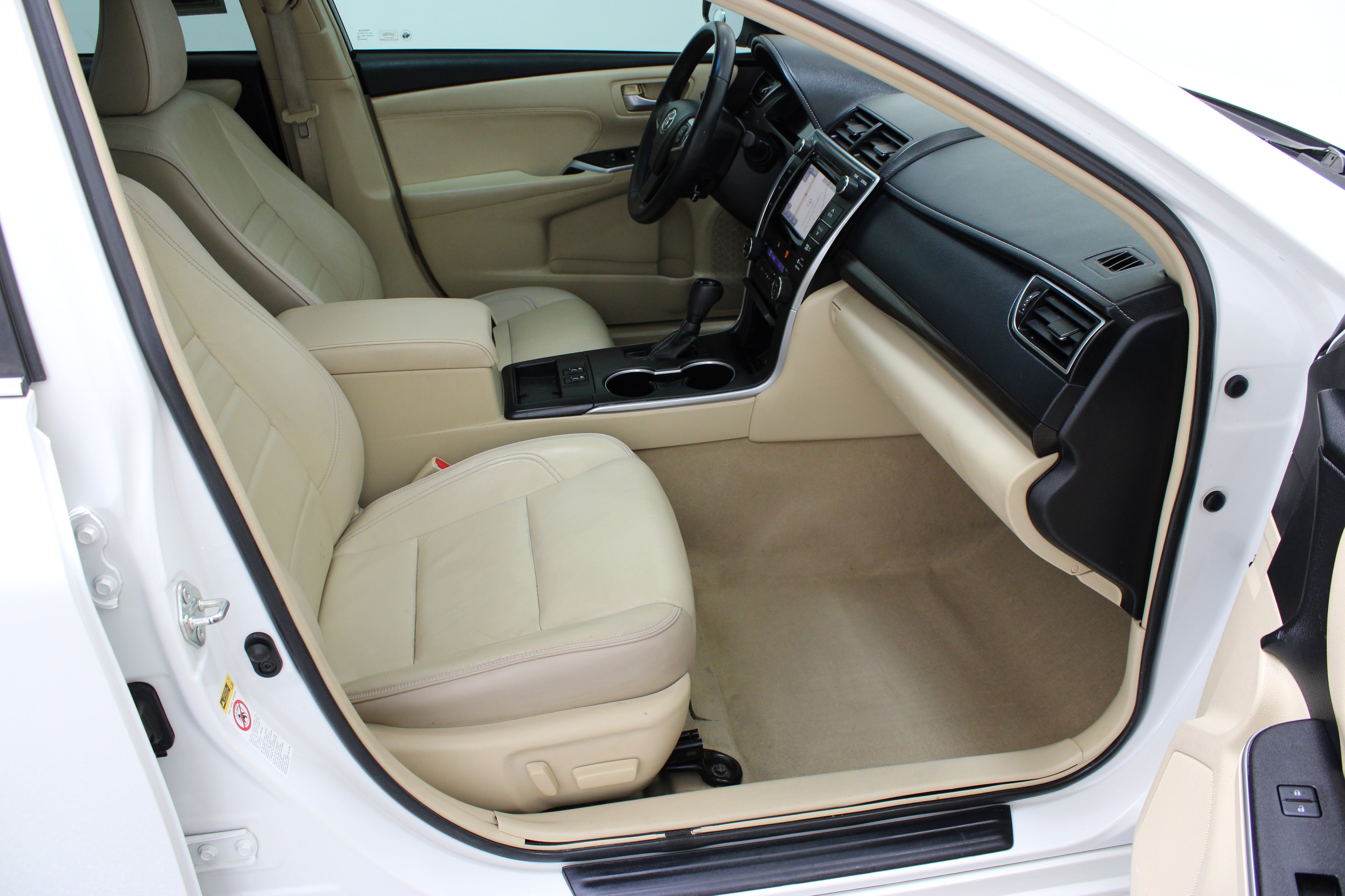 Used 2015 Blizzard Pearl Toyota XLE 3.5L image 38