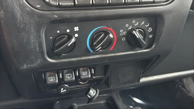 Used 2006 Silver Jeep Unlimited image 30
