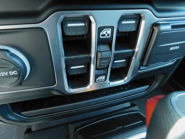 2025 Jeep Wrangler 4-Door Sahara - Photo 16