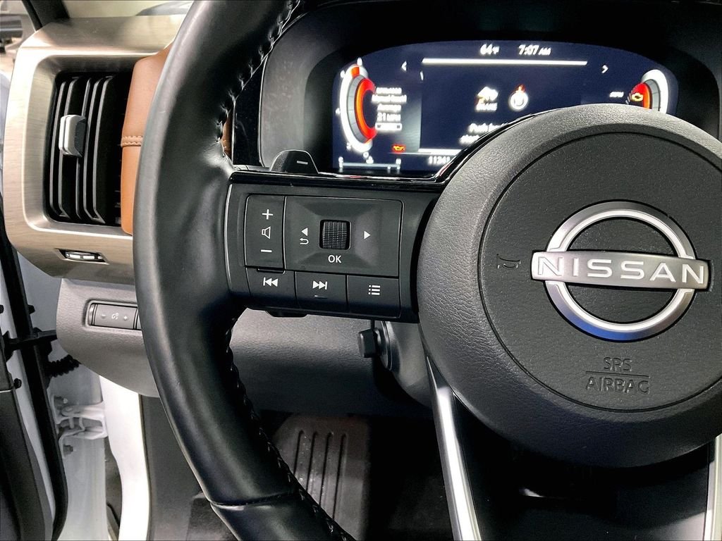 Used 2025 Everest White Pearl/Black Nissan Platinum image 24