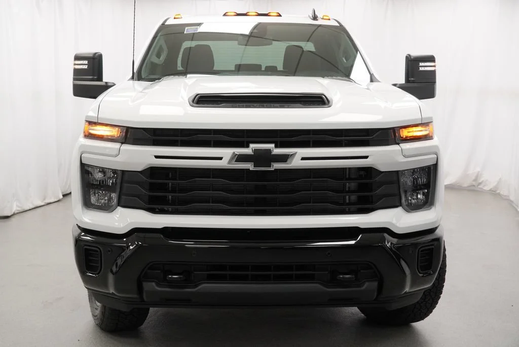 New 2026 Summit White Chevrolet Custom image 32