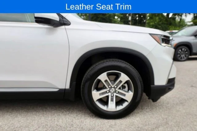 Used 2025 White Honda EX-L image 15