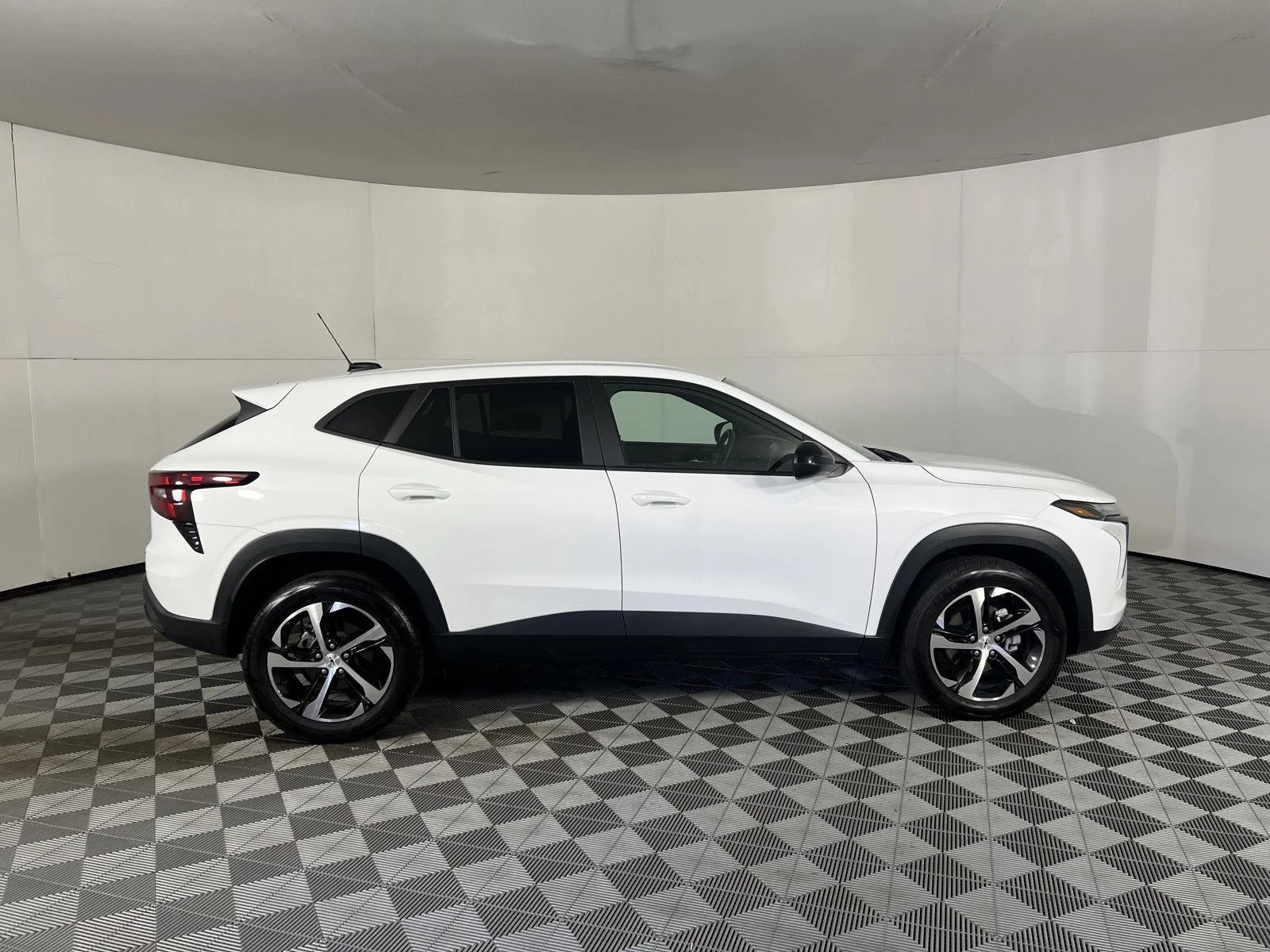 Used 2025 Summit White Chevrolet 1RS image 10
