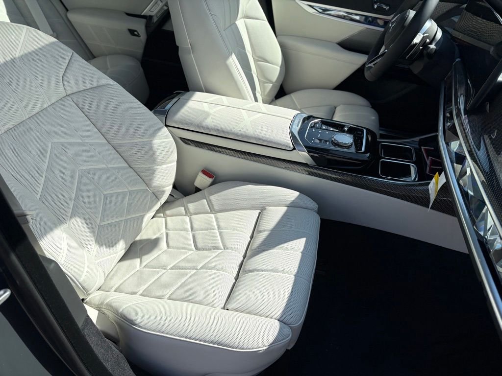 2025 BMW 7 Series 760i - Photo 17