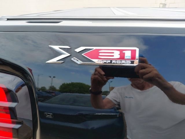 New 2025 Onyx Black GMC SLT image 34