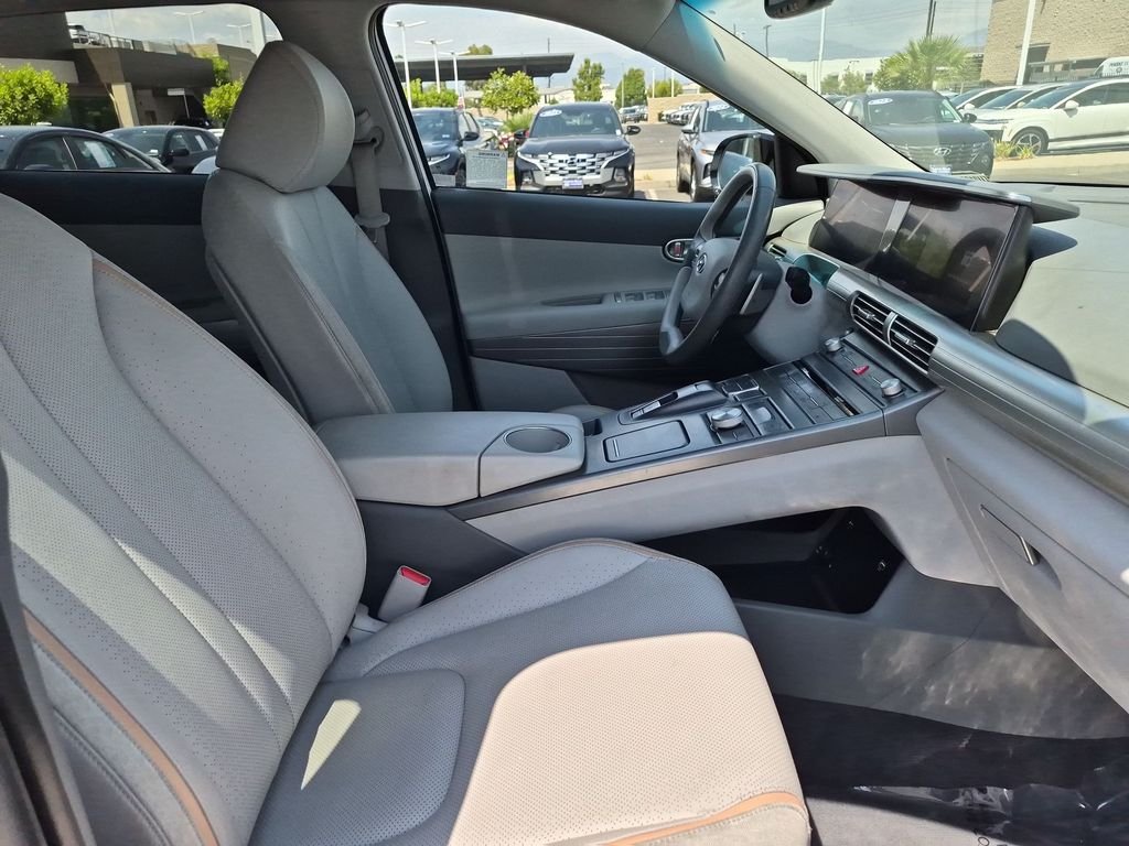 Used 2021 White Hyundai Blue image 31