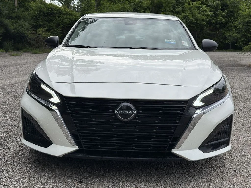 Used 2025 White Nissan 2.5 SV image 28