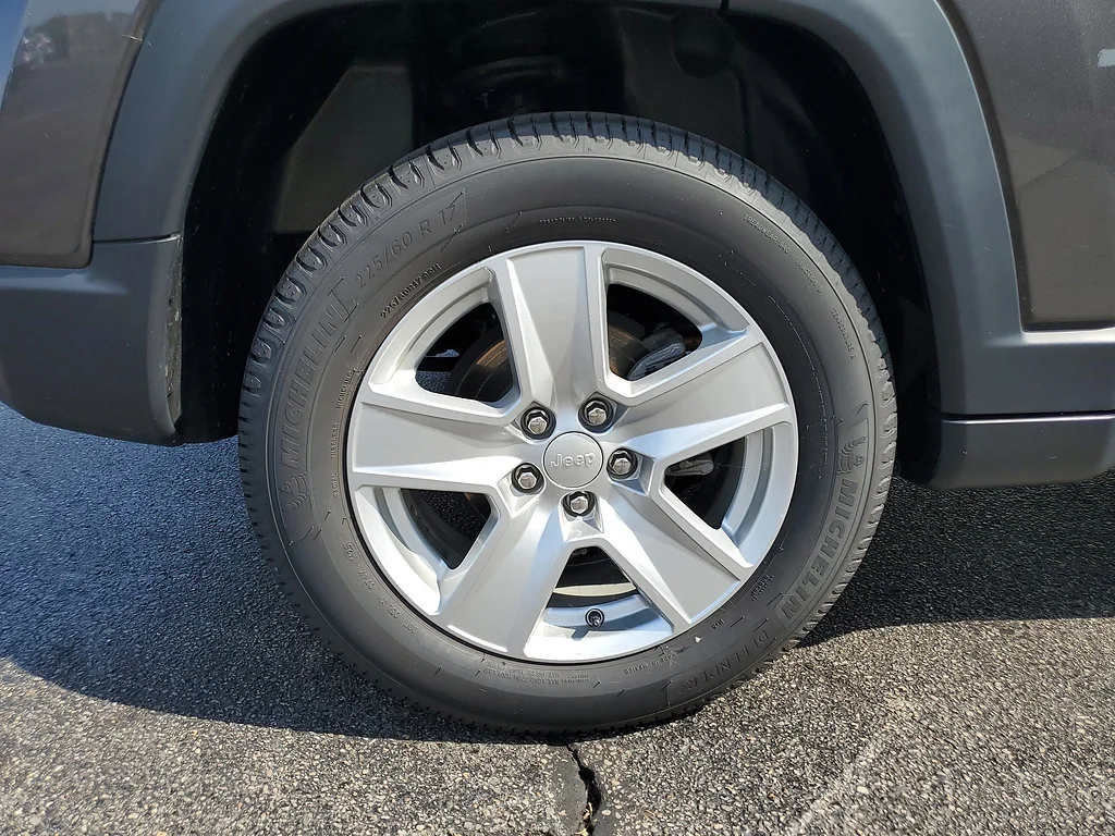 Used 2022 Granite Crystal Metallic Clear Coat Jeep Latitude image 6