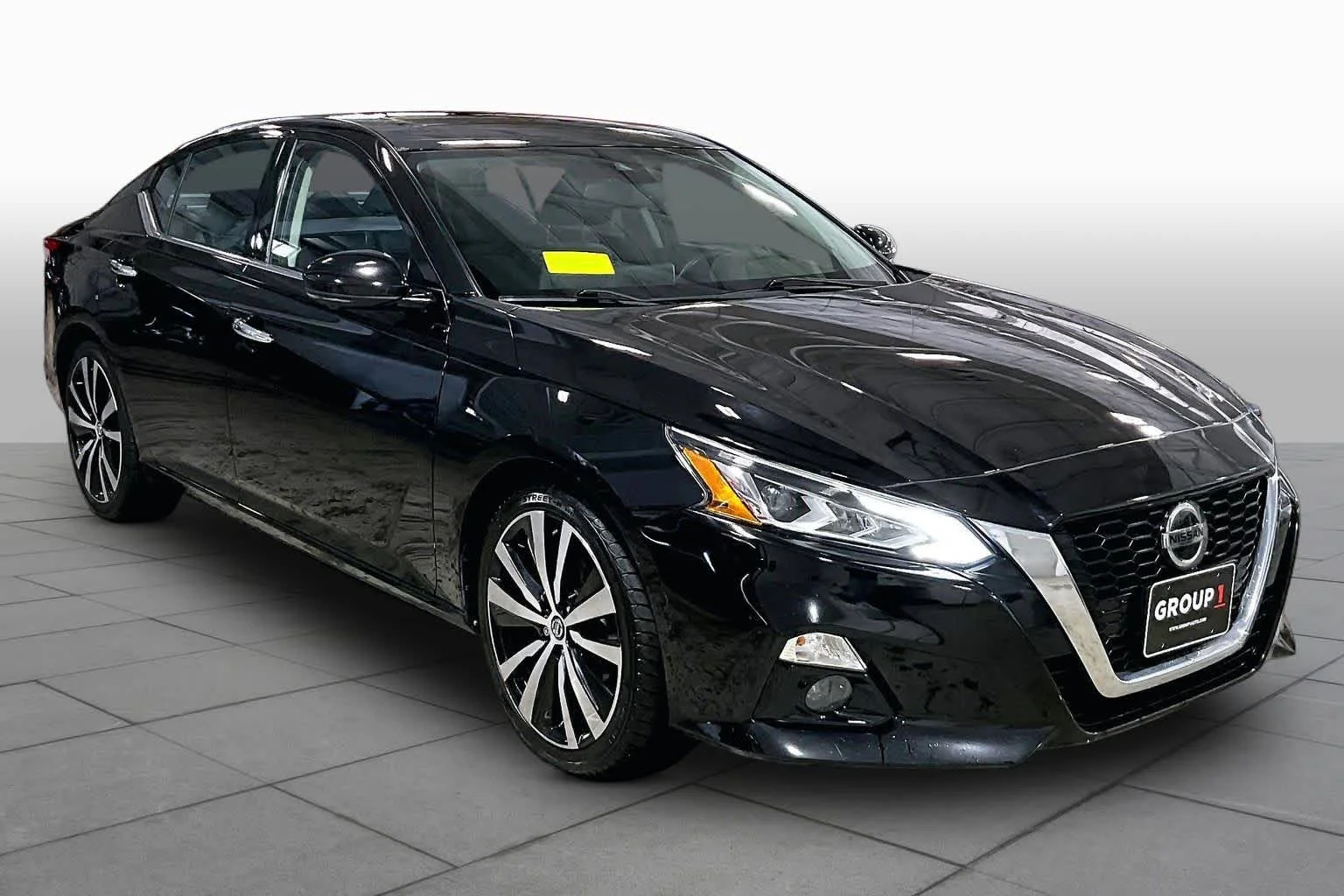 Used 2019 Super Black Nissan 2.5 Platinum image 3