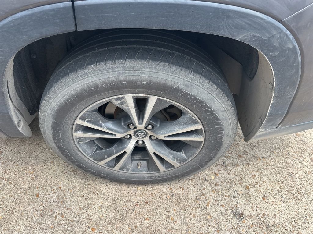 Used 2017 Gray Toyota LE image 3