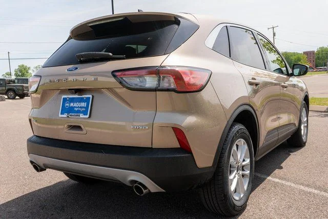 Used 2021 Gold Ford SE image 6