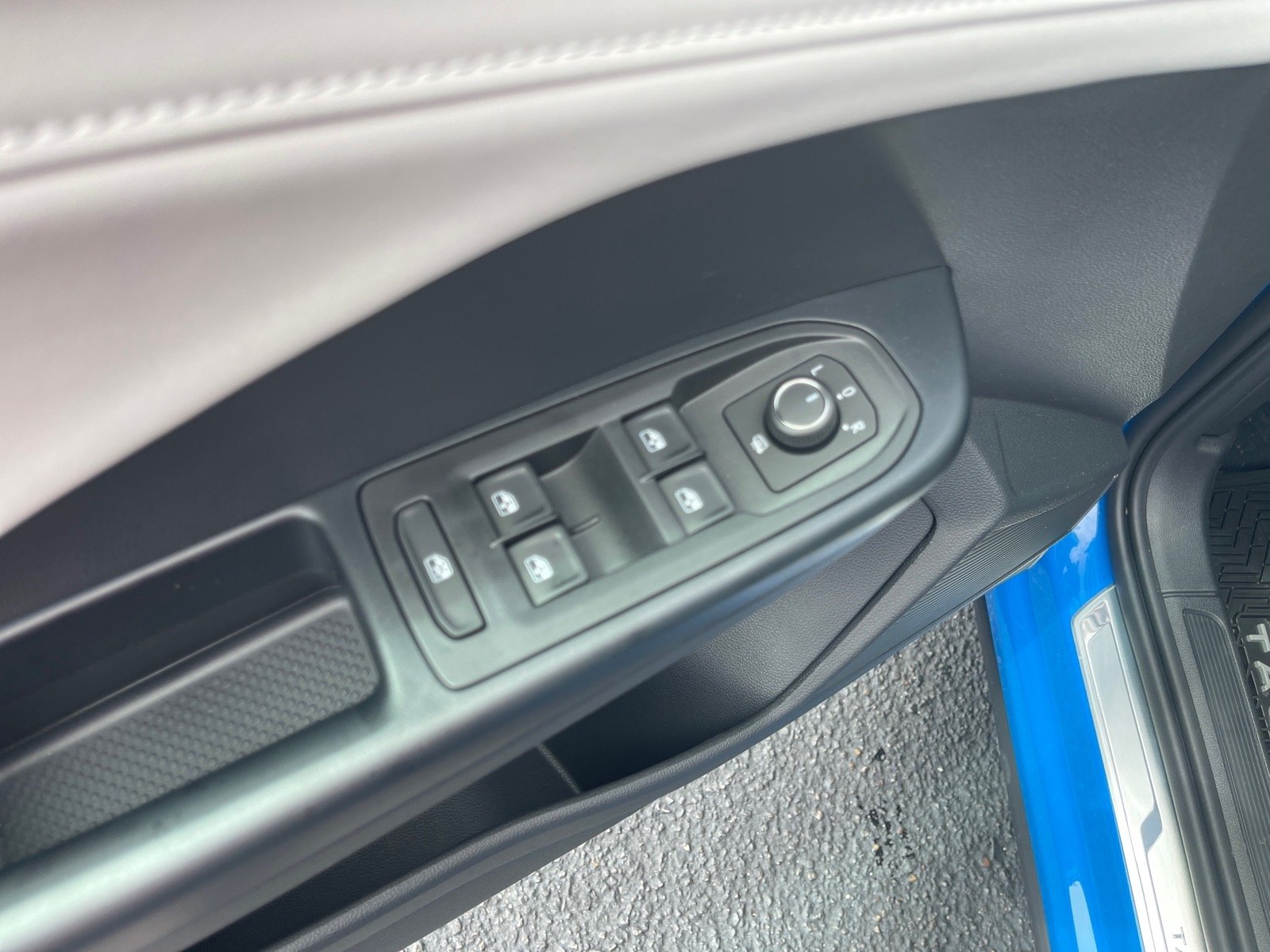 New 2026 Cornflower Blue Volkswagen SE image 8