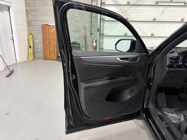 New 2026 Black Volkswagen 2.0T SE w/Technology image 10
