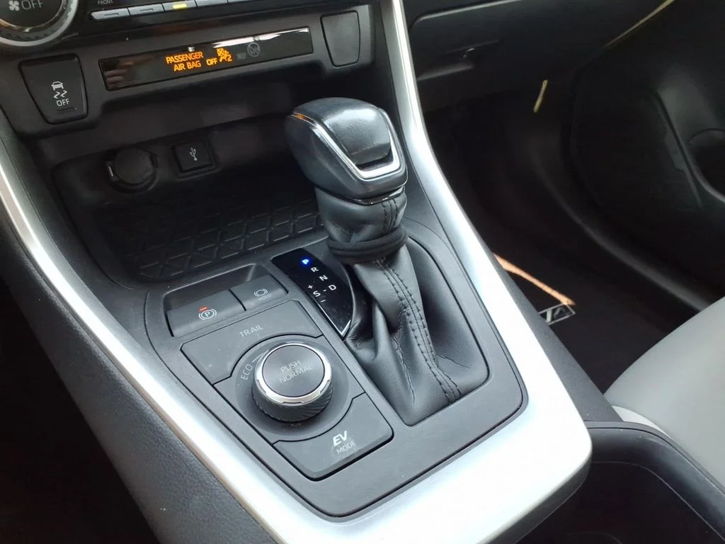 Used 2022 Lunar Toyota XLE Premium image 13