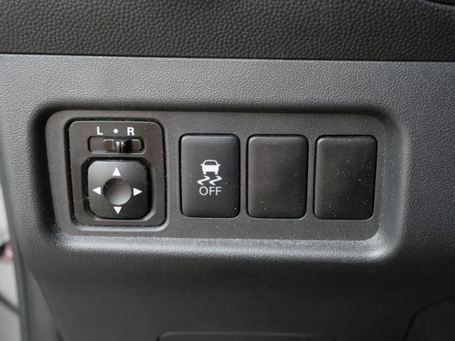 Used 2017 Gray Mitsubishi SE image 19