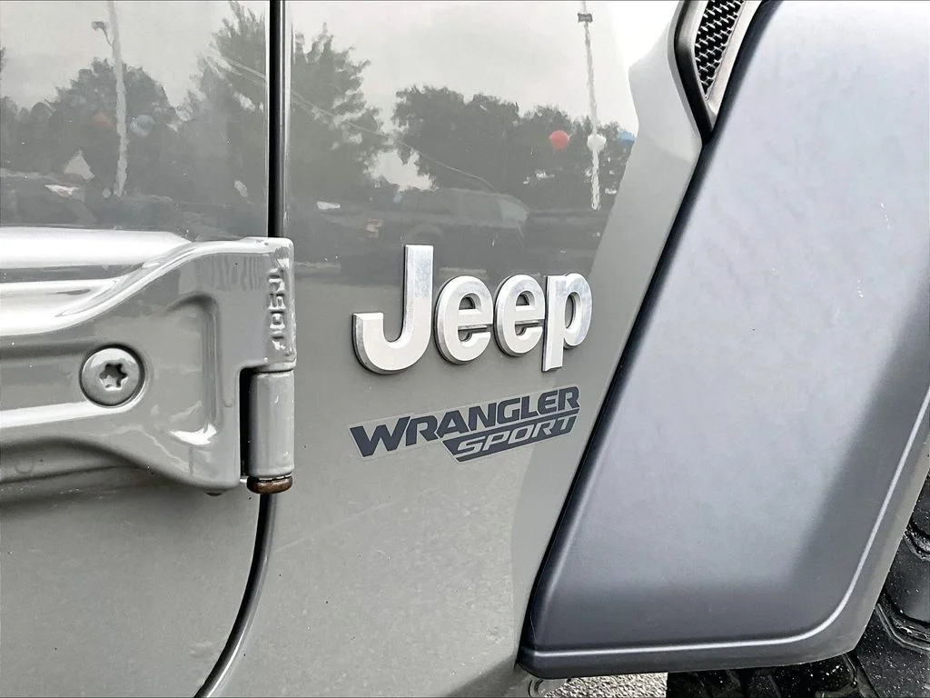 Used 2019 Gray Jeep Sport image 9
