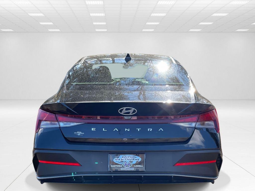 New 2025 Black Hyundai SE image 5