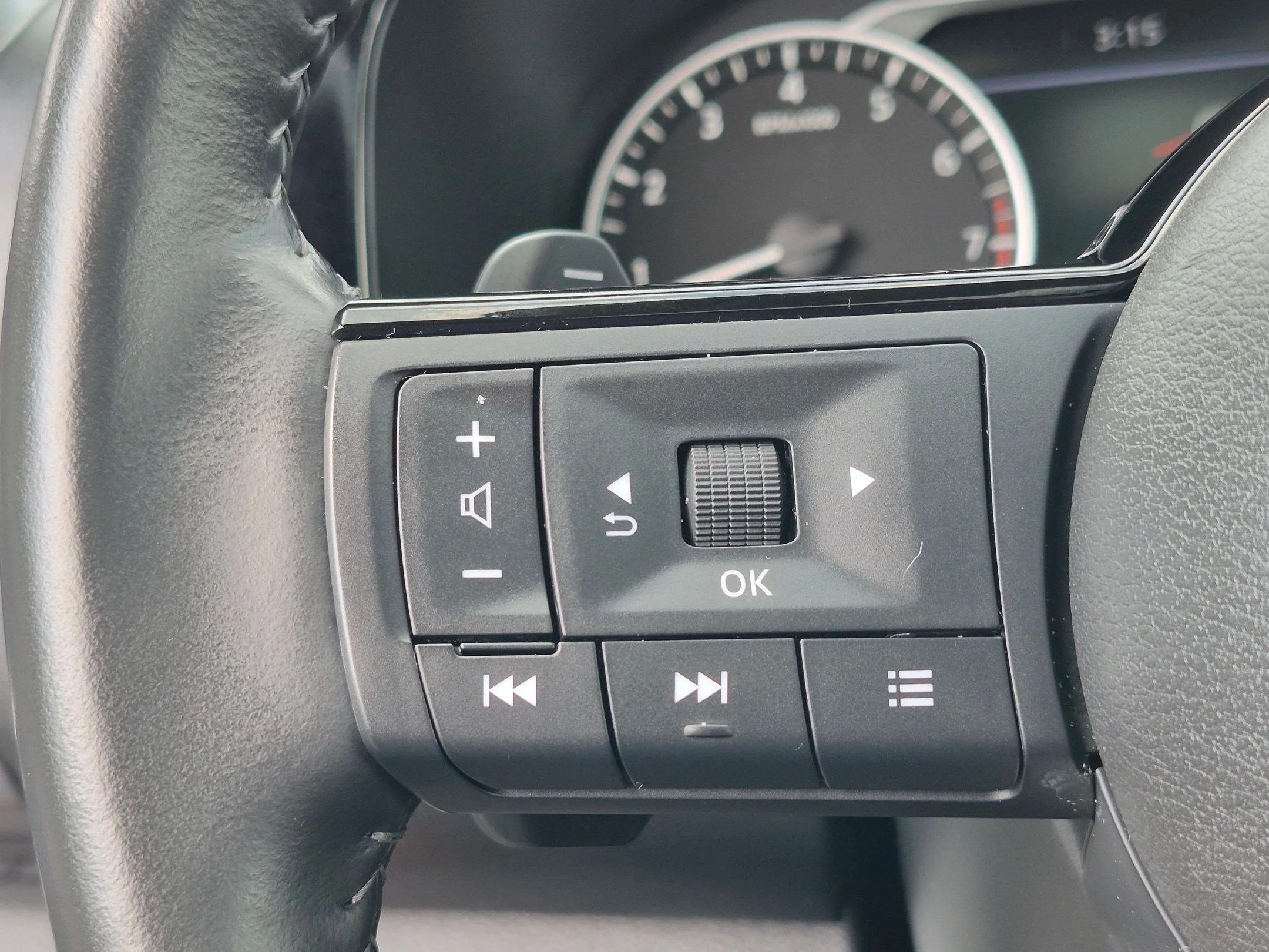 Used 2024 Super Black Nissan SL image 15