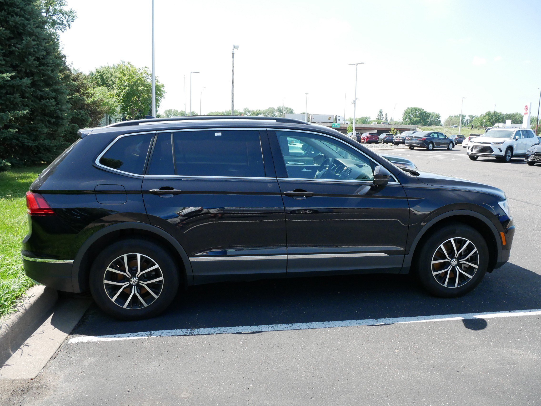 Used 2021 Deep Black Pearl Volkswagen SE image 4