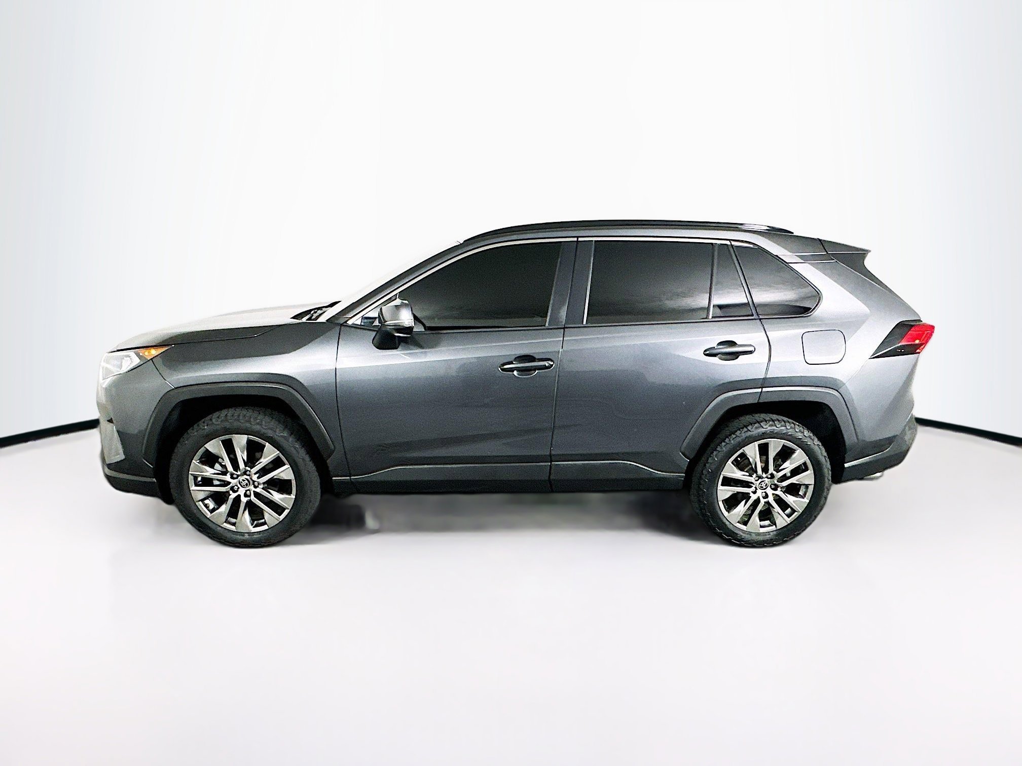 Used 2021 Magnetic Gray Metallic Toyota XLE Premium image 6