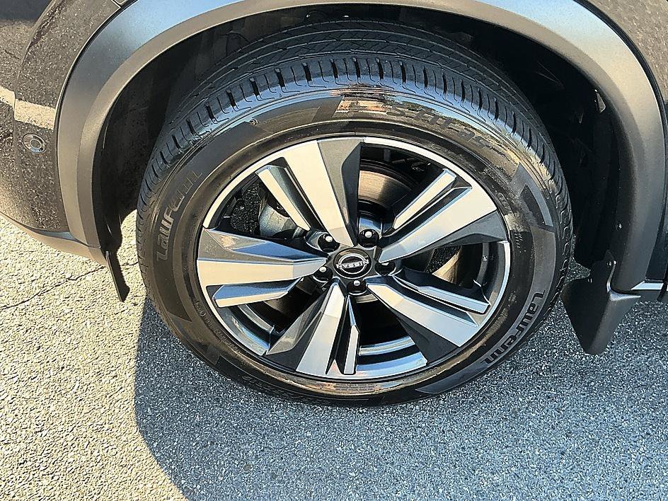 Used 2023 Super Black Nissan Platinum image 9