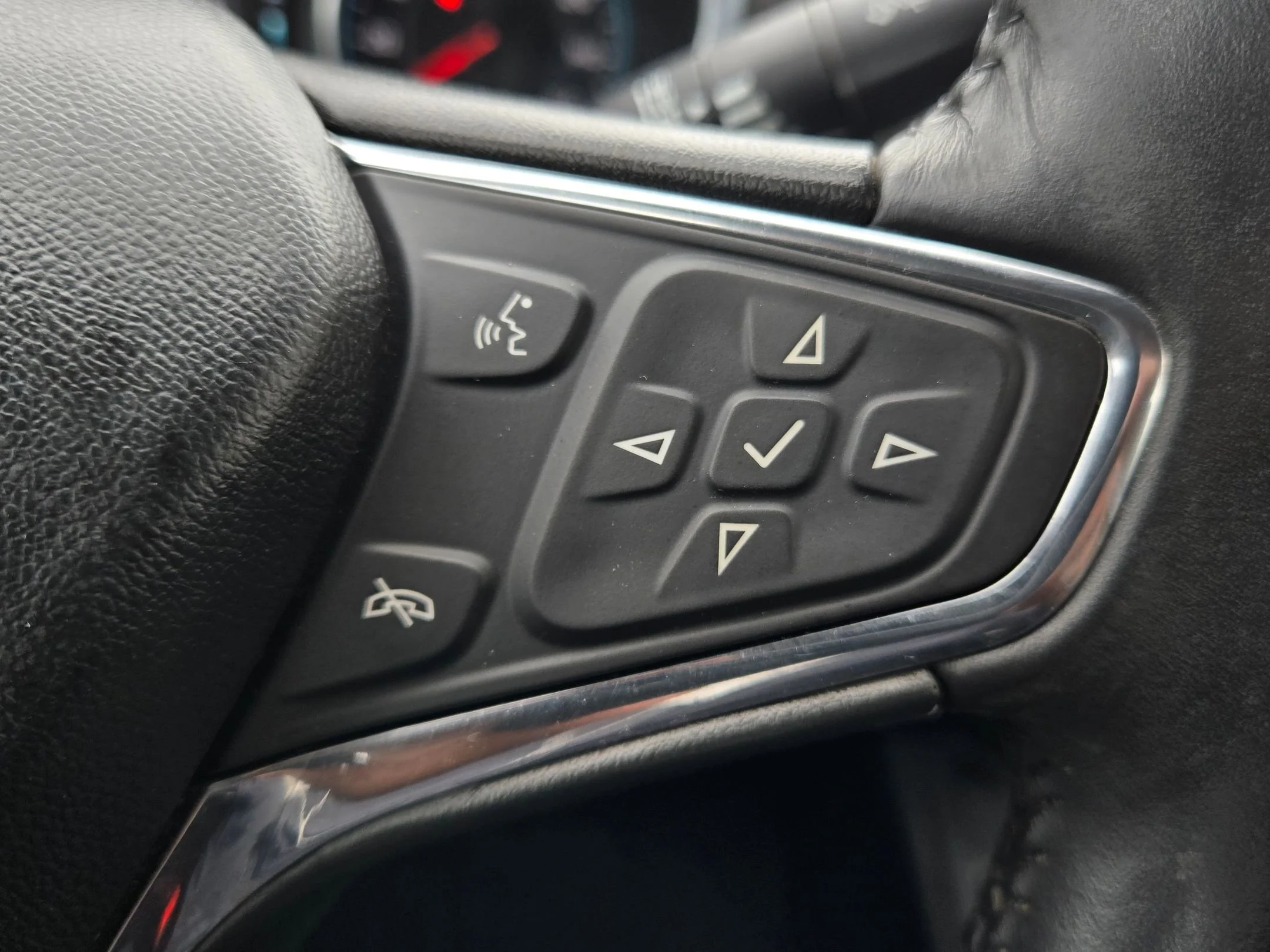 Used 2016 Silver Ice Metallic Chevrolet LT image 25