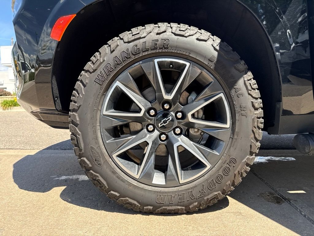 Used 2022 Black Chevrolet Z71 image 27