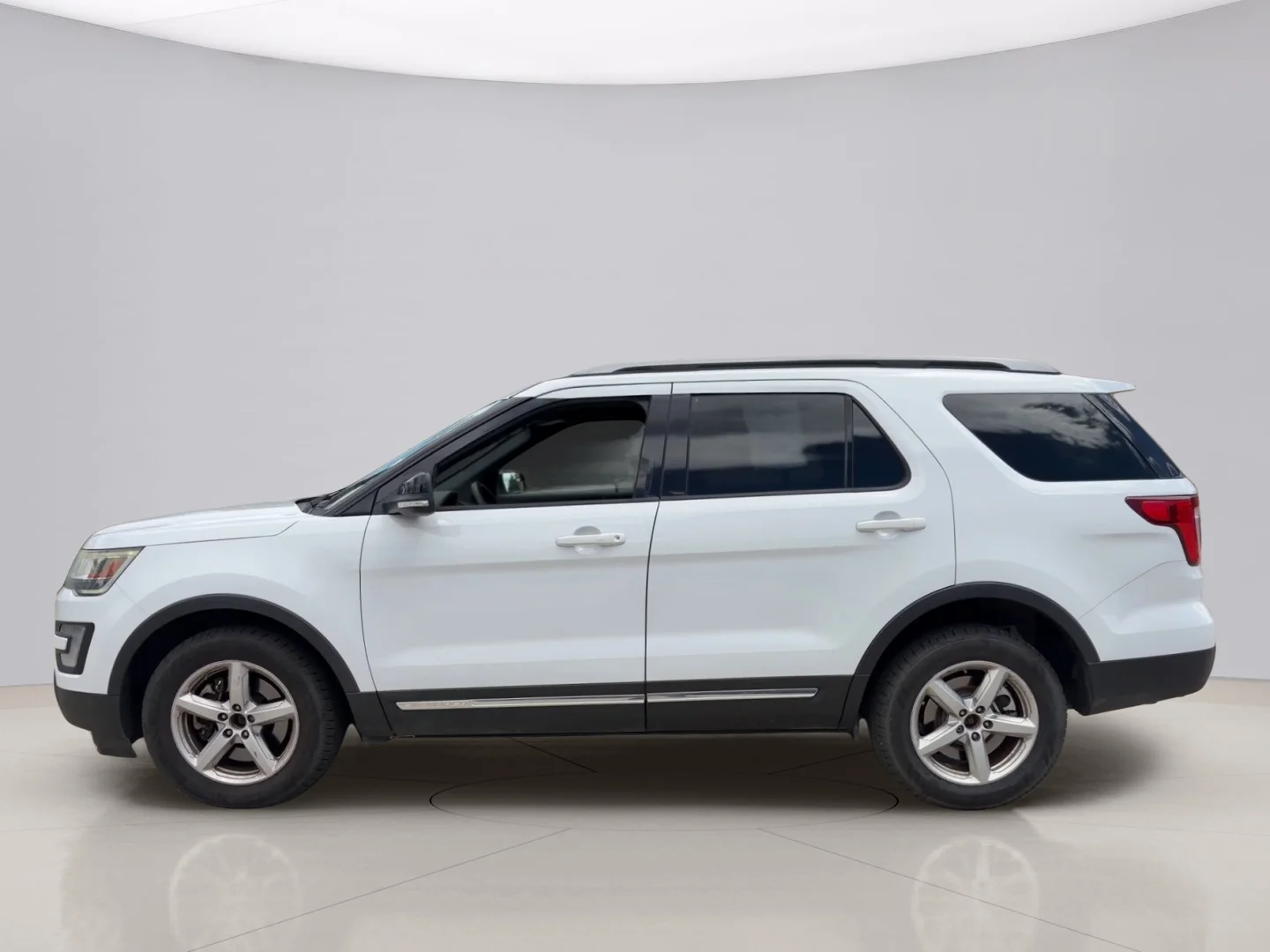 Used 2017 White Ford XLT image 2