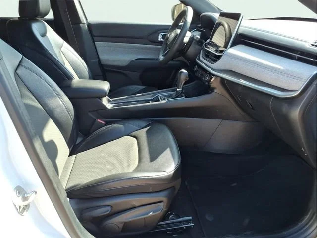 Used 2024  Jeep Latitude image 21
