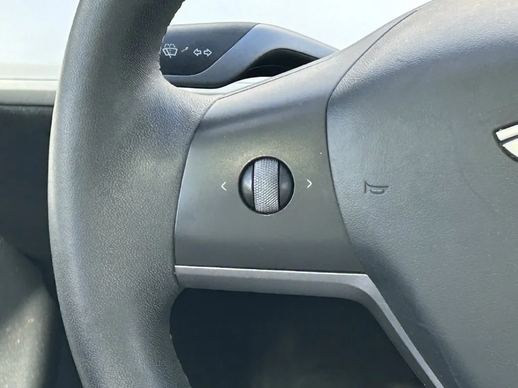 Used 2023  Tesla Base image 17