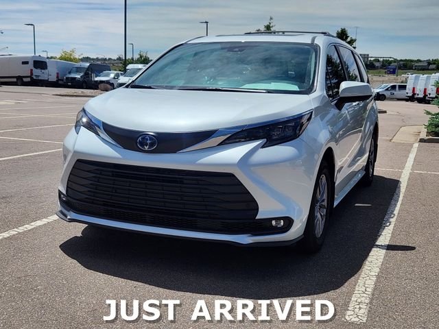 2025 Toyota Sienna XLE 8-Passenger Hybrid FWD's photo