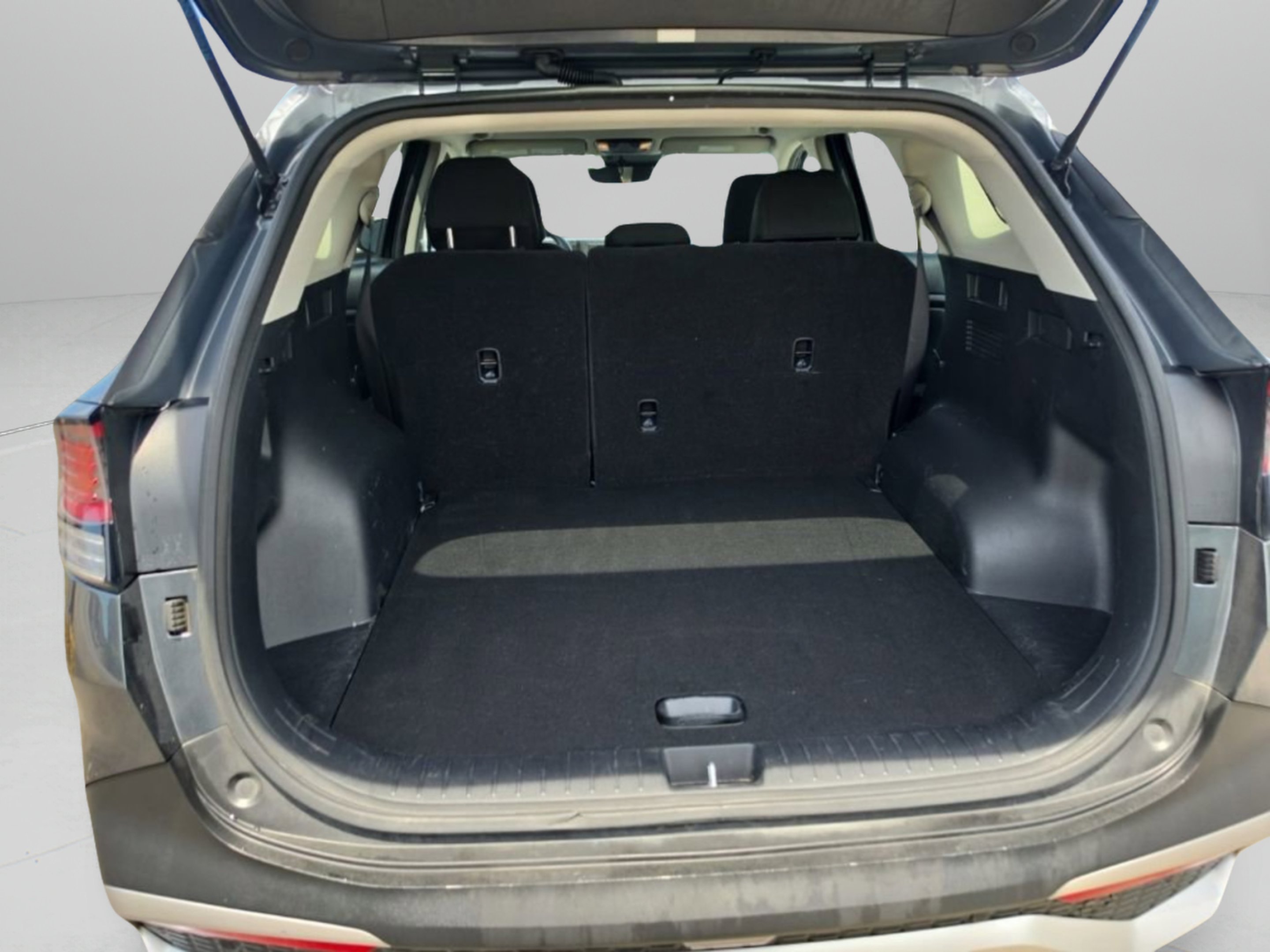 Used 2023  Kia LX image 10