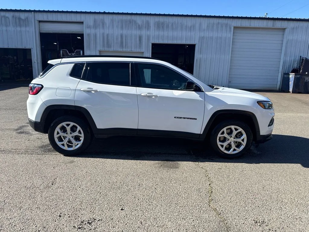 Used 2024 White Jeep Latitude image 7