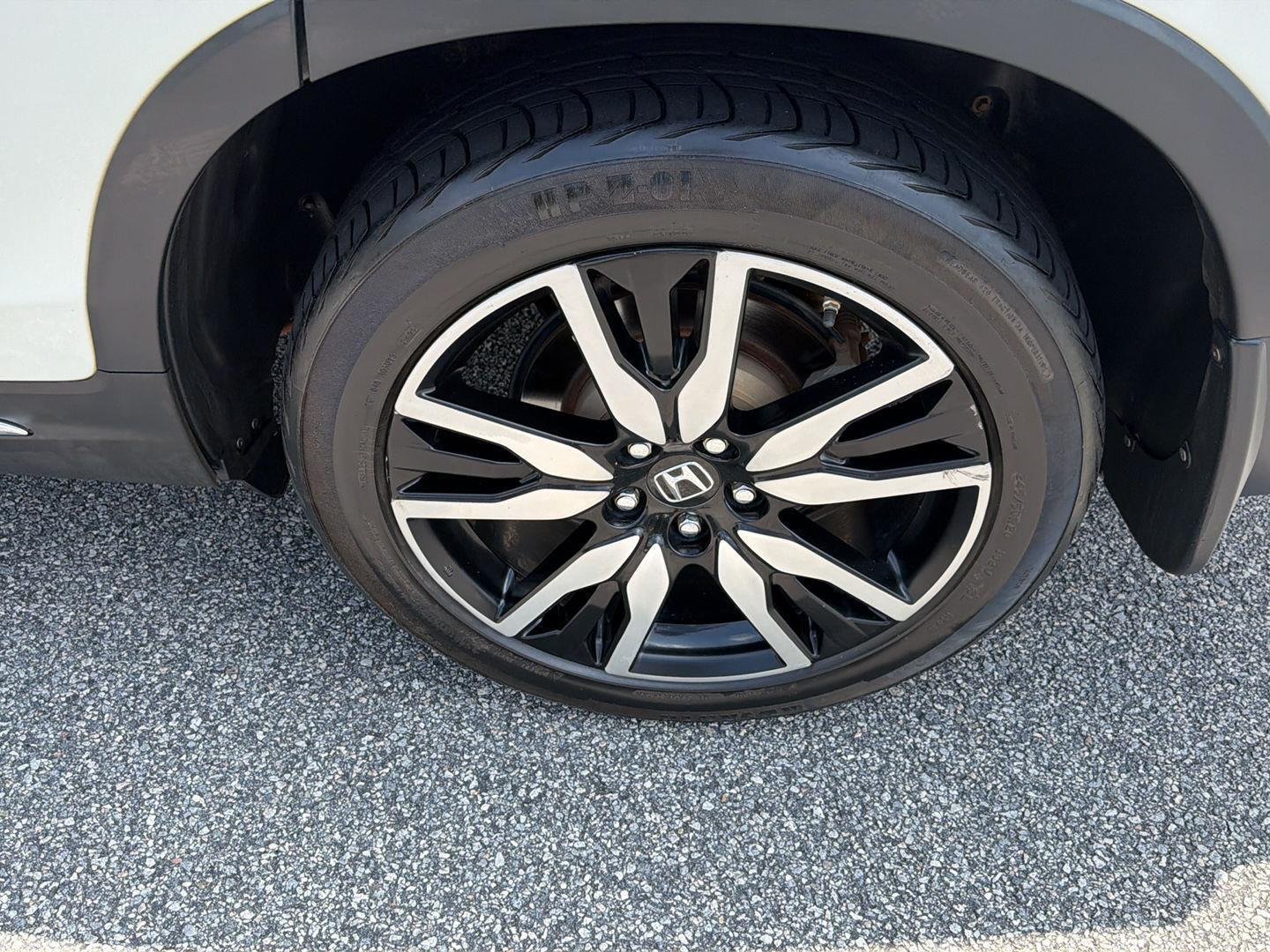 Used 2019 White Diamond Pearl Honda Touring w/Rear Captain