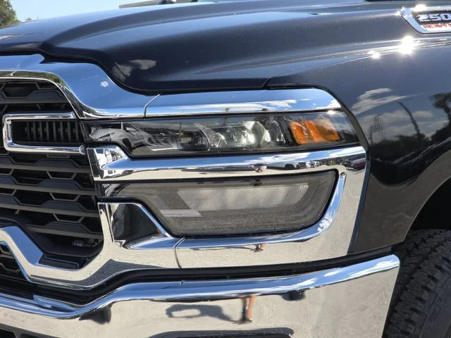 New 2026 Diamond Black Crystal Pearl-Coat Exterior Paint RAM Tradesman image 7