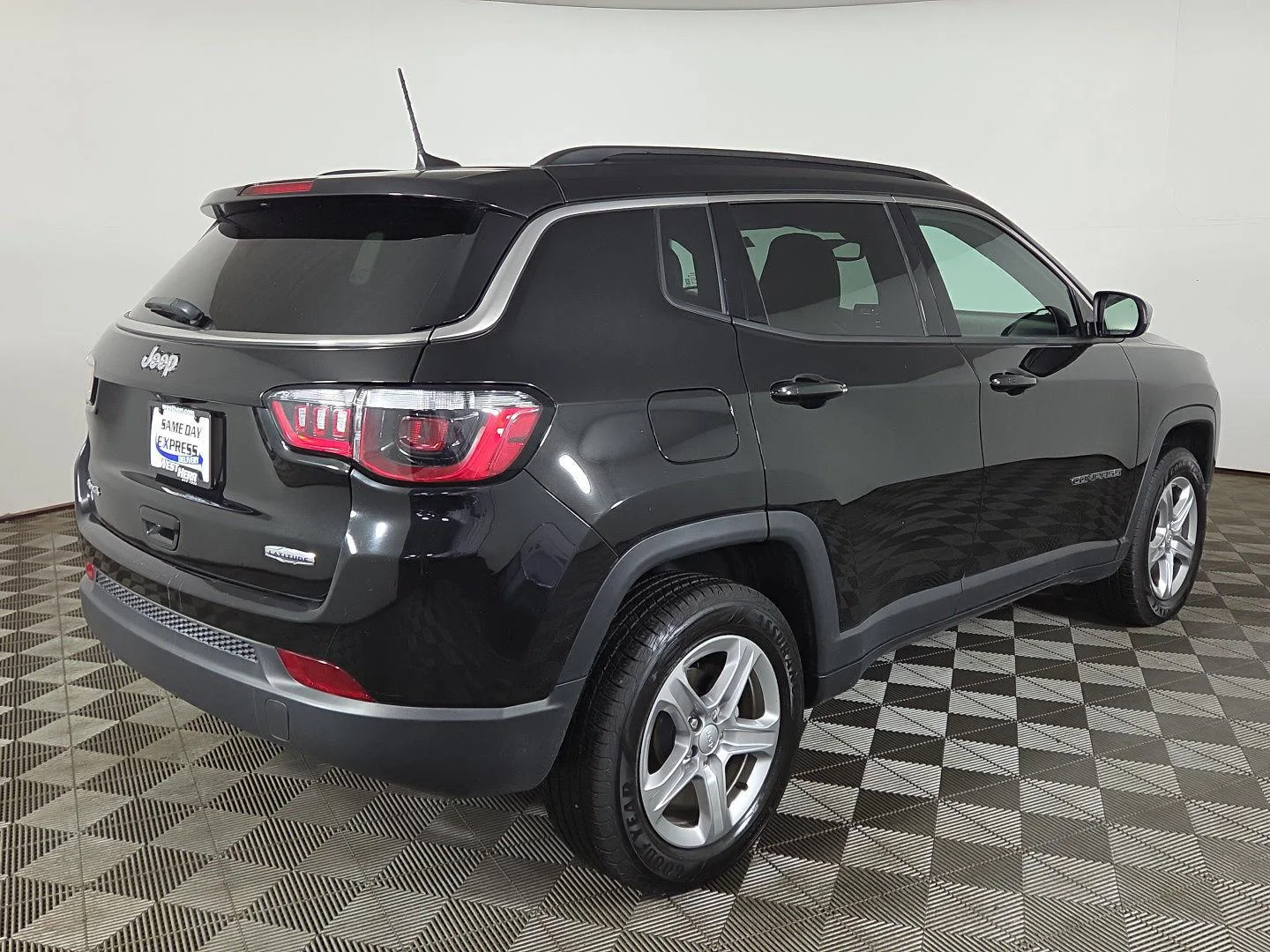 Used 2023 Diamond Black Crystal Pearlcoat Jeep Latitude image 6