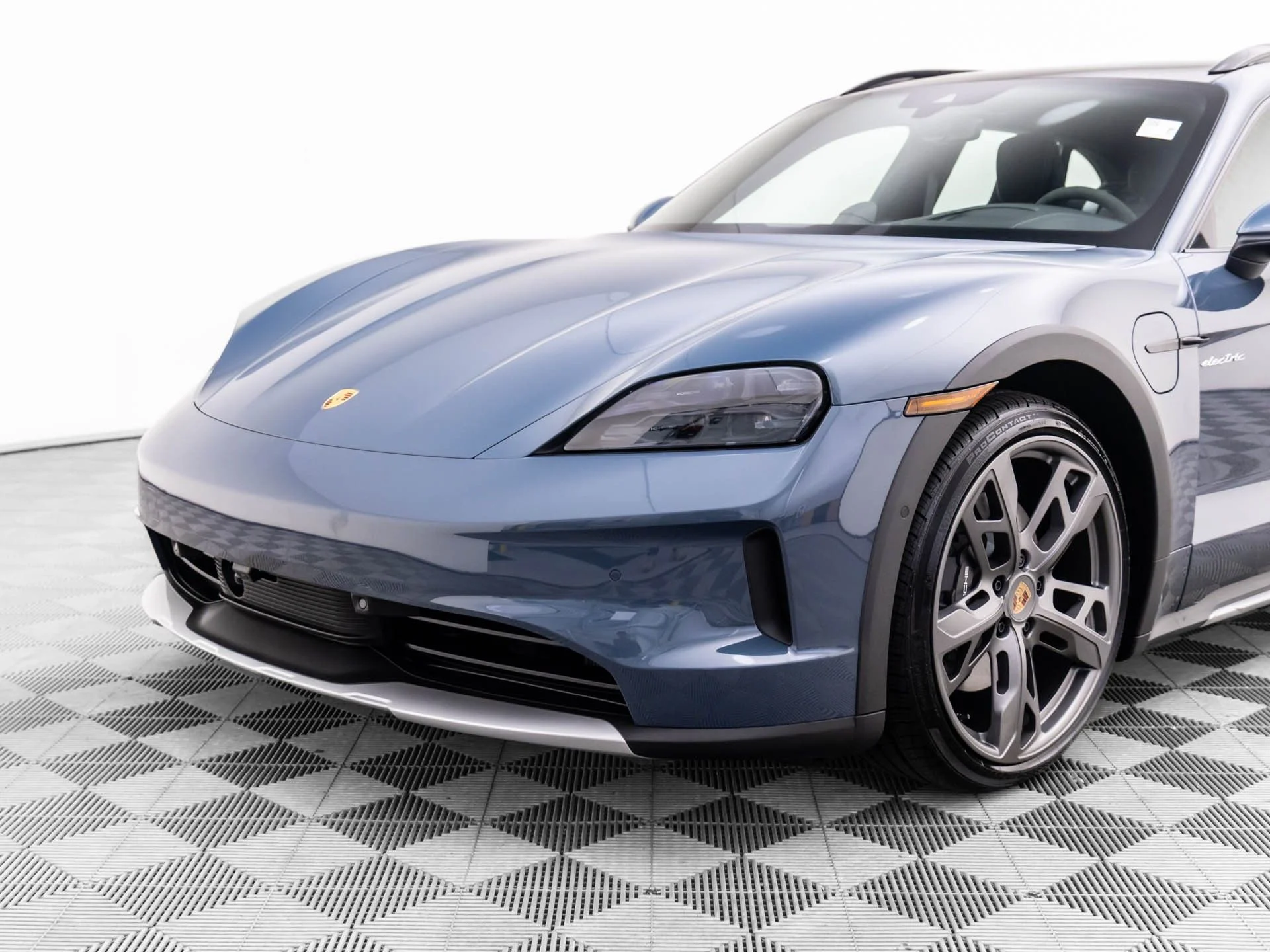 2025 Porsche Taycan Base - Photo 35