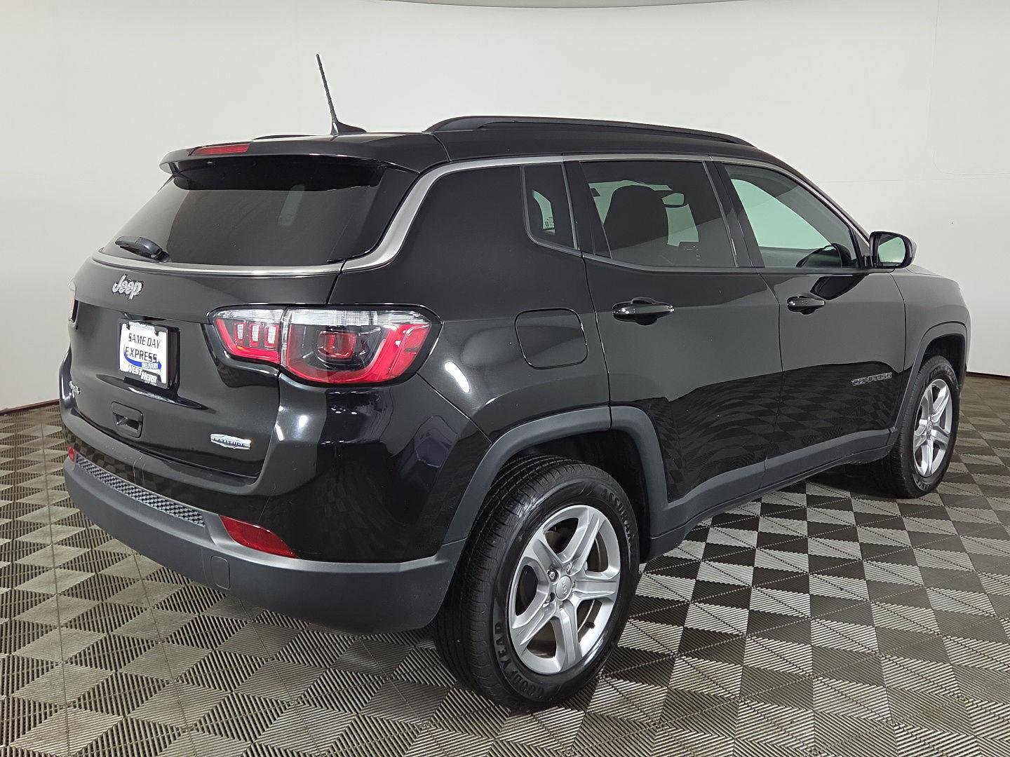 Used 2023 Diamond Black Crystal Pearlcoat Jeep Latitude image 6