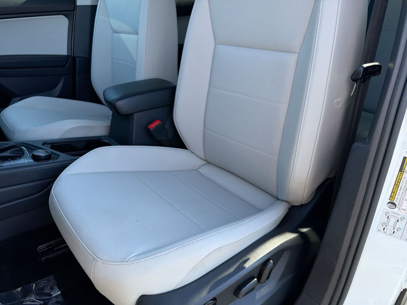 Used 2019 Pure White Volkswagen SE image 17