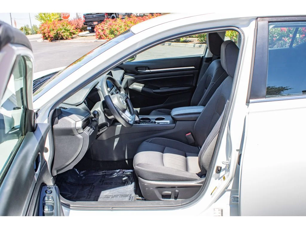 Used 2022 Pearl White Tricoat Nissan 2.5 SV image 28