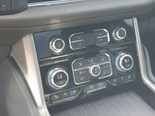 Used 2022 WHITE FROST TRICOAT GMC Denali image 24