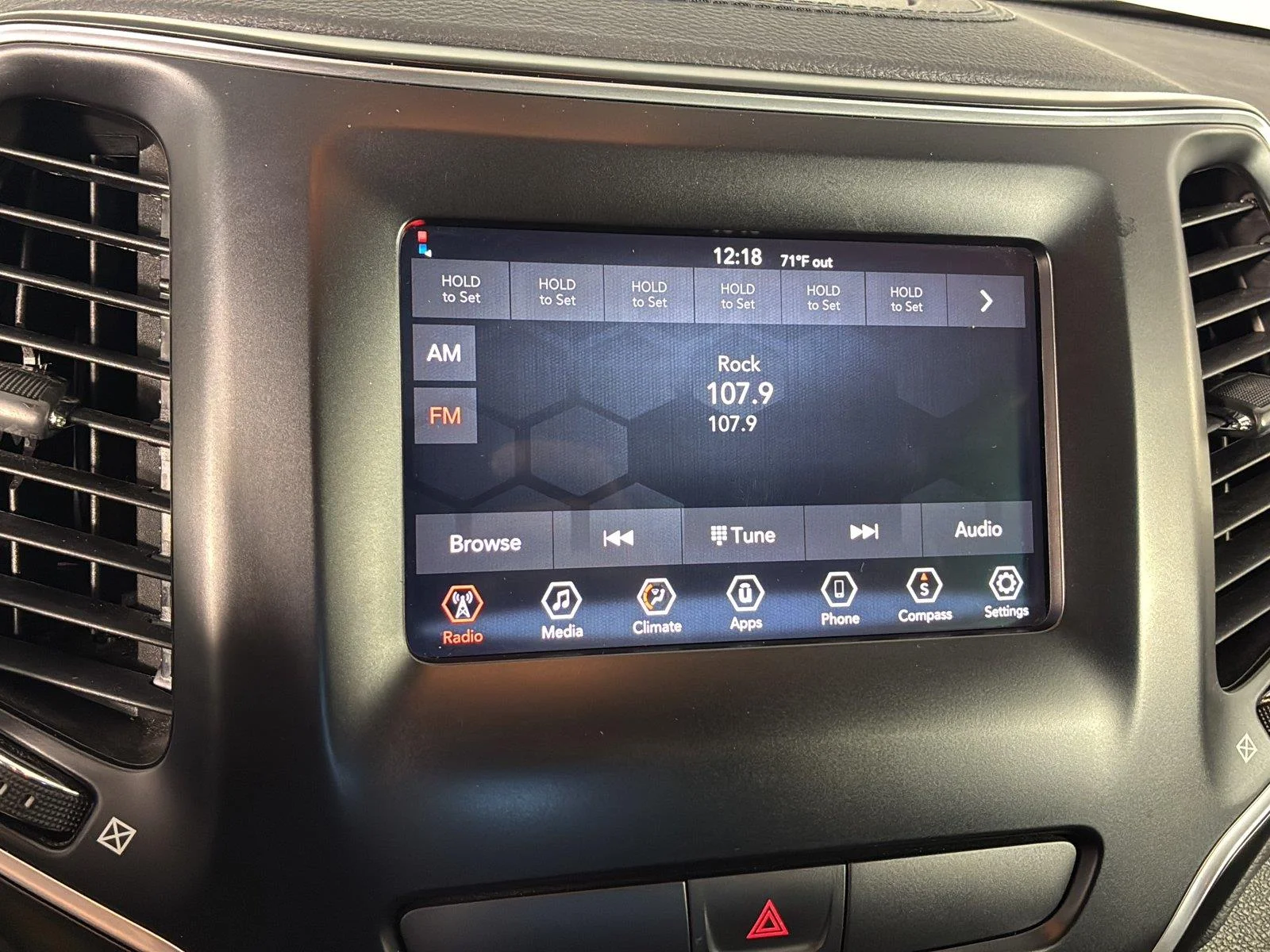 Used 2020 Diamond Black Crystal Pearlcoat Jeep Latitude image 42