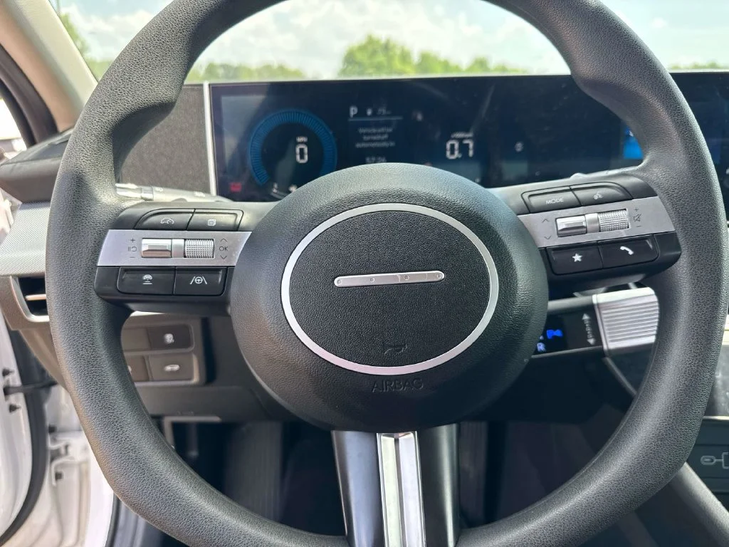 Used 2025 White Hyundai SEL image 30
