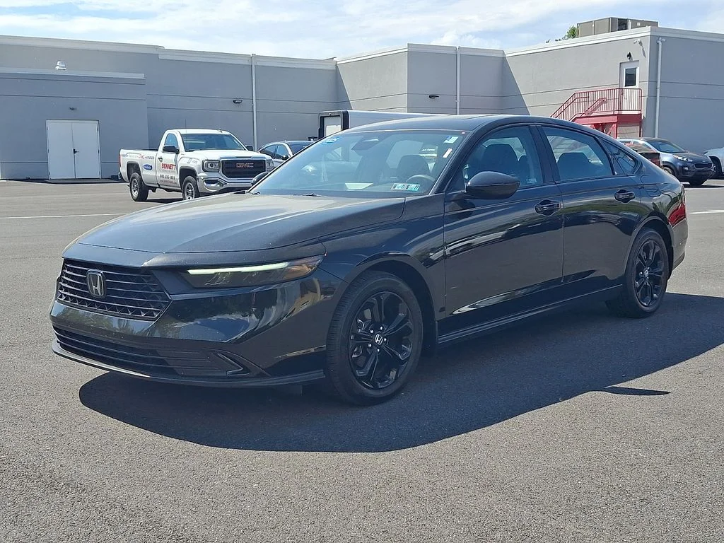 Certified Used 2025  Honda SE image 3