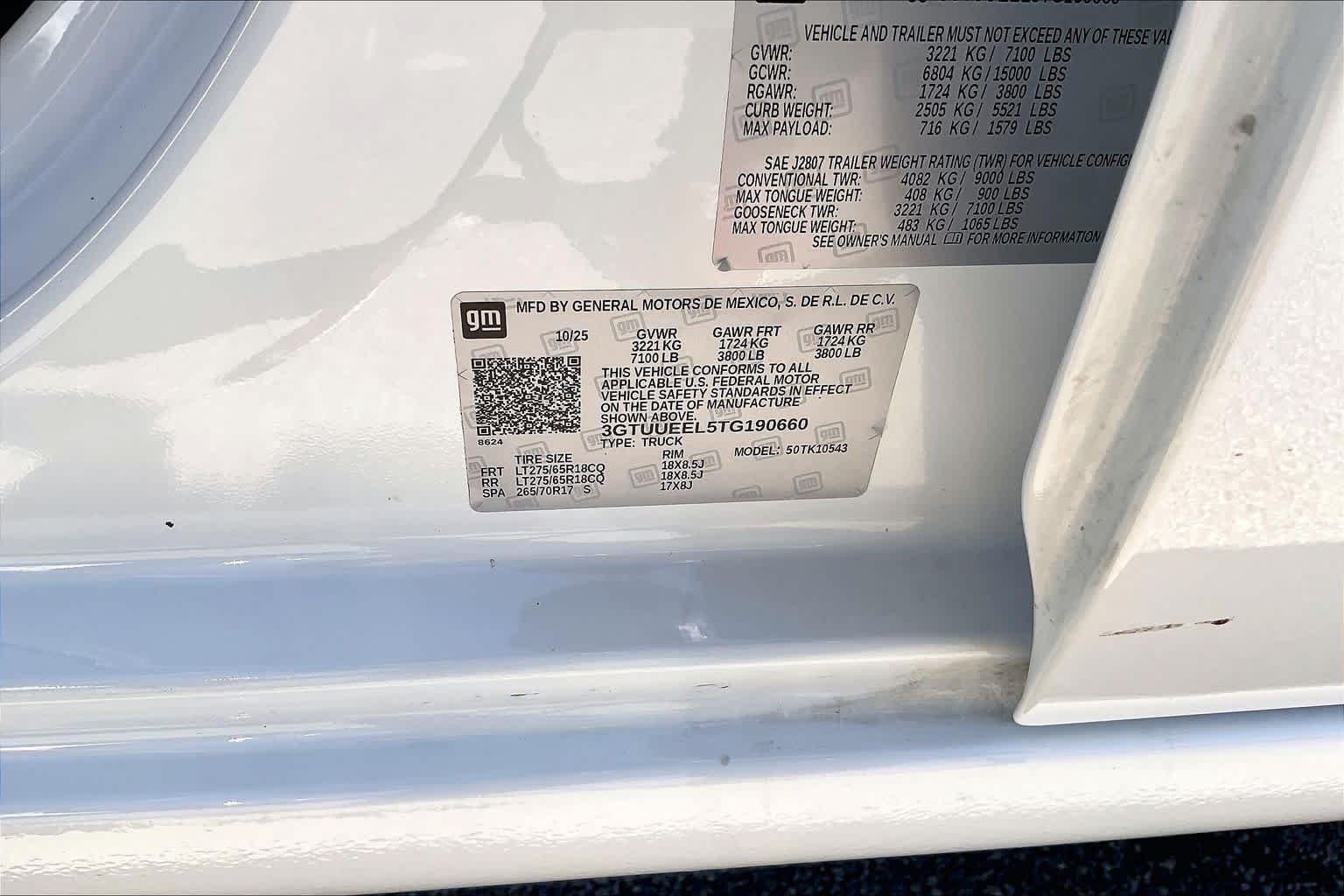 Used 2026 Summit White GMC AT4 image 34