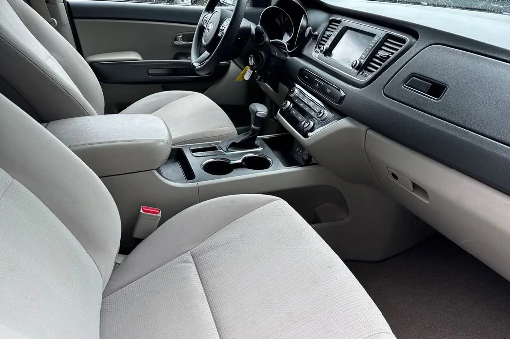 Used 2021 Pearl Kia LX image 17