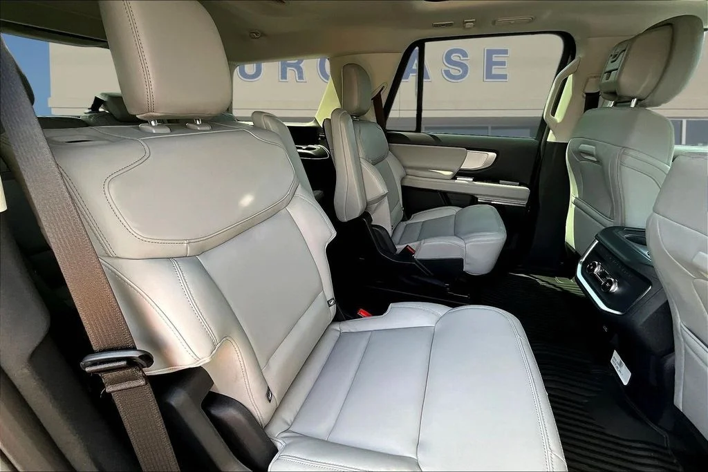 New 2027 Star White Metallic Tri-Coat Ford Active image 9