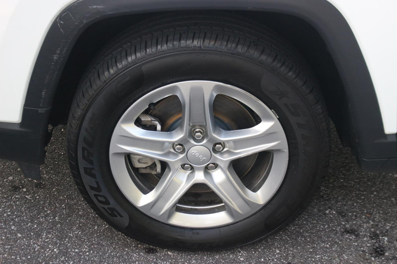 Used 2024 White Jeep Latitude image 36